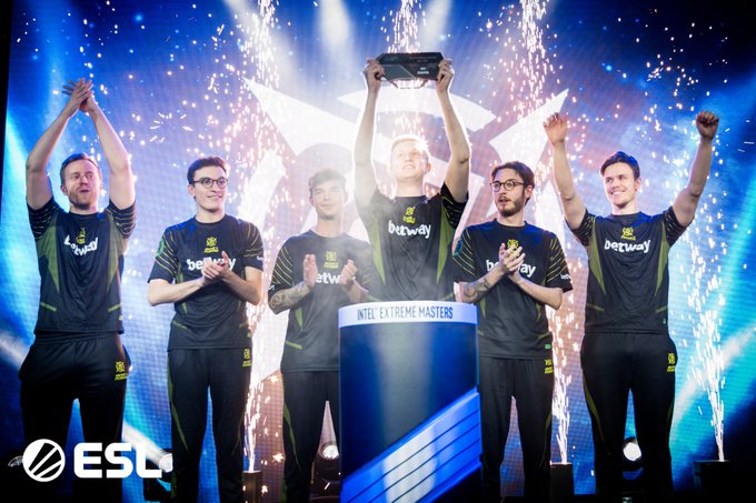 紧紧咬住比 紧紧咬住比